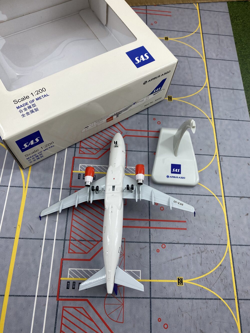 1/200 SAS Scandinavian Airlines A320 OY-KAN HG30022 - image 11