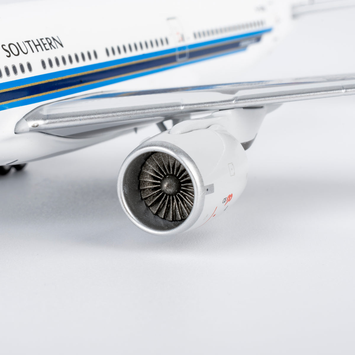 1/400 China Southern Airlines Boeing 777-200 B-2051 NG24180