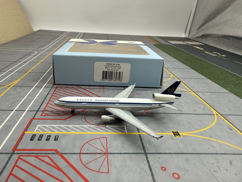 1/500 Mandarin Airlines MD-11 B-150 - cover