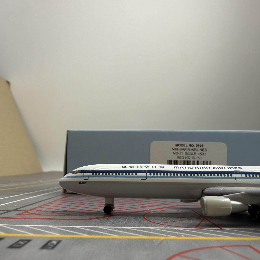 1/500 Mandarin Airlines MD-11 B-150 - image 3