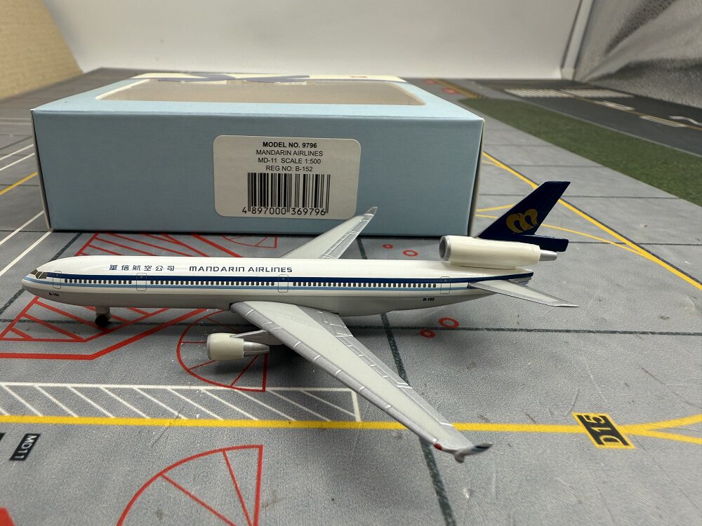 1/500 Mandarin Airlines MD-11 B-152 - cover