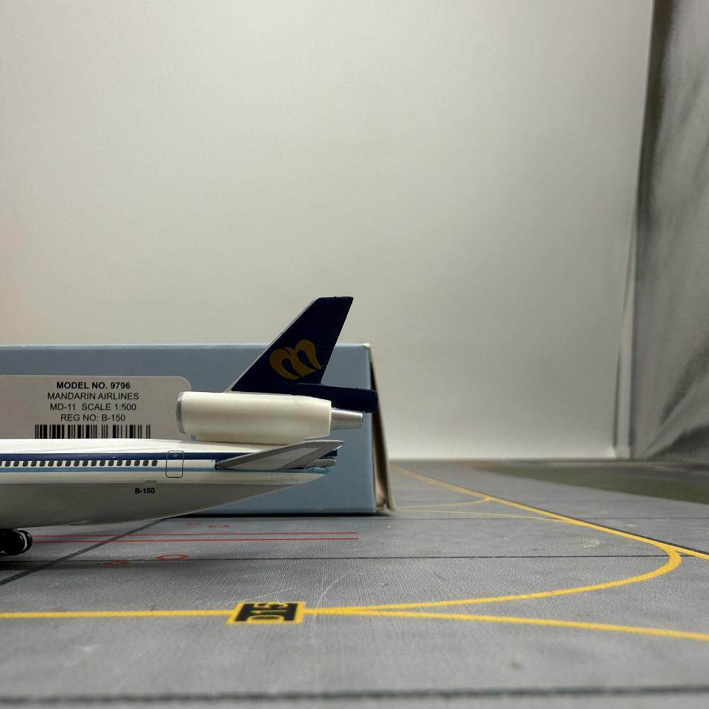 1/500 Mandarin Airlines MD-11 B-150 - image 4