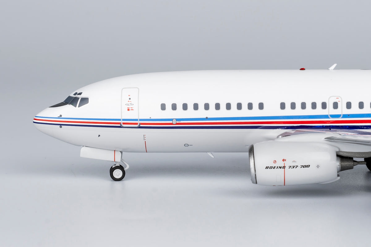 1/200 PLA Air Force Boeing 737-700 B-4025 NG05001