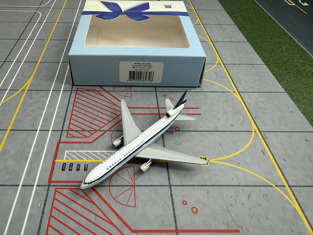 1/500 Mandarin Airlines MD-11 B-18172 - image 2