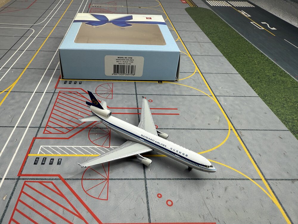1/500 Mandarin Airlines MD-11 B-18172 - image 3