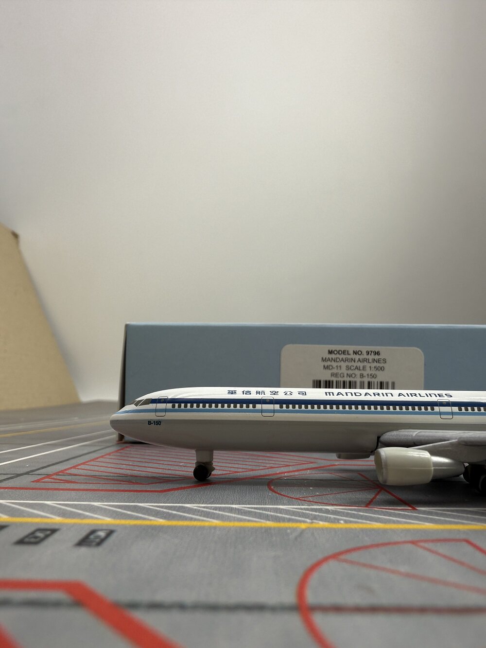 1/500 Mandarin Airlines MD-11 B-18172 - image 4