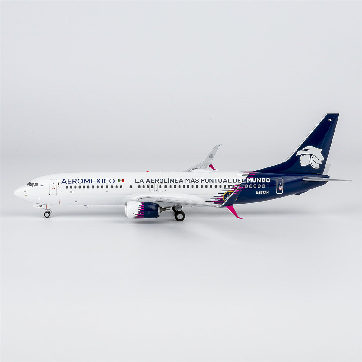 1/200 Aerom¨¦xico Boeing 737-800 N957AM "new paint with scimitar winglets; 'La Aerol¨ªnea M¨¢s Puntual Del Mundo' titles" NG08067