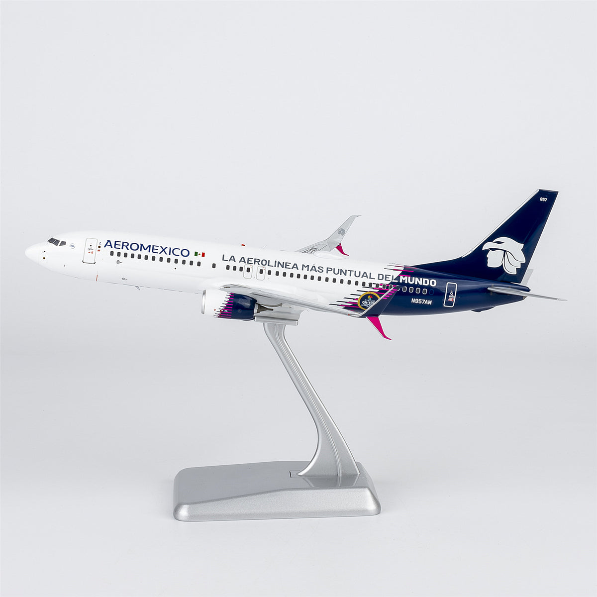 1/200 Aerom¨¦xico Boeing 737-800 N957AM "new paint with scimitar winglets; 'La Aerol¨ªnea M¨¢s Puntual Del Mundo' titles" NG08067