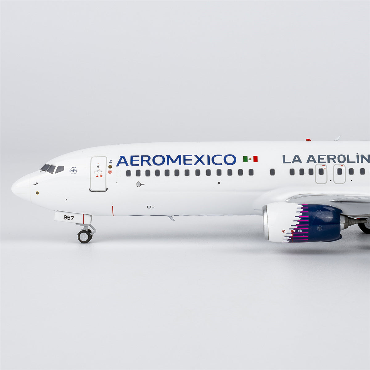 1/200 Aerom¨¦xico Boeing 737-800 N957AM "new paint with scimitar winglets; 'La Aerol¨ªnea M¨¢s Puntual Del Mundo' titles" NG08067