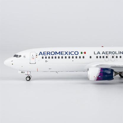 1/200 Aerom¨¦xico Boeing 737-800 N957AM "new paint with scimitar winglets; 'La Aerol¨ªnea M¨¢s Puntual Del Mundo' titles" NG08067