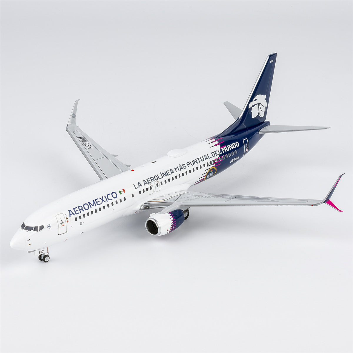 1/200 Aerom¨¦xico Boeing 737-800 N957AM "new paint with scimitar winglets; 'La Aerol¨ªnea M¨¢s Puntual Del Mundo' titles" NG08067