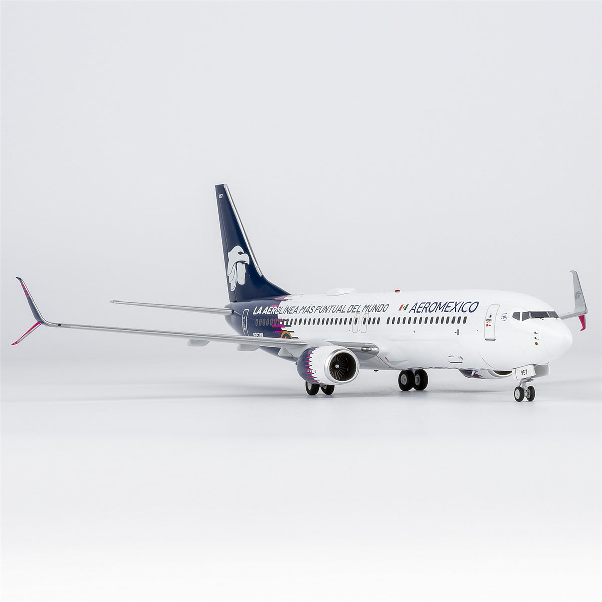 1/200 Aerom¨¦xico Boeing 737-800 N957AM "new paint with scimitar winglets; 'La Aerol¨ªnea M¨¢s Puntual Del Mundo' titles" NG08067