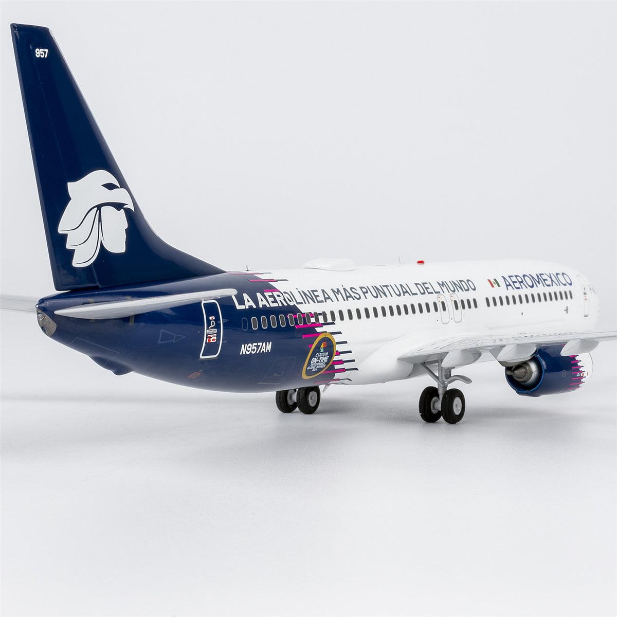 1/200 Aerom¨¦xico Boeing 737-800 N957AM "new paint with scimitar winglets; 'La Aerol¨ªnea M¨¢s Puntual Del Mundo' titles" NG08067