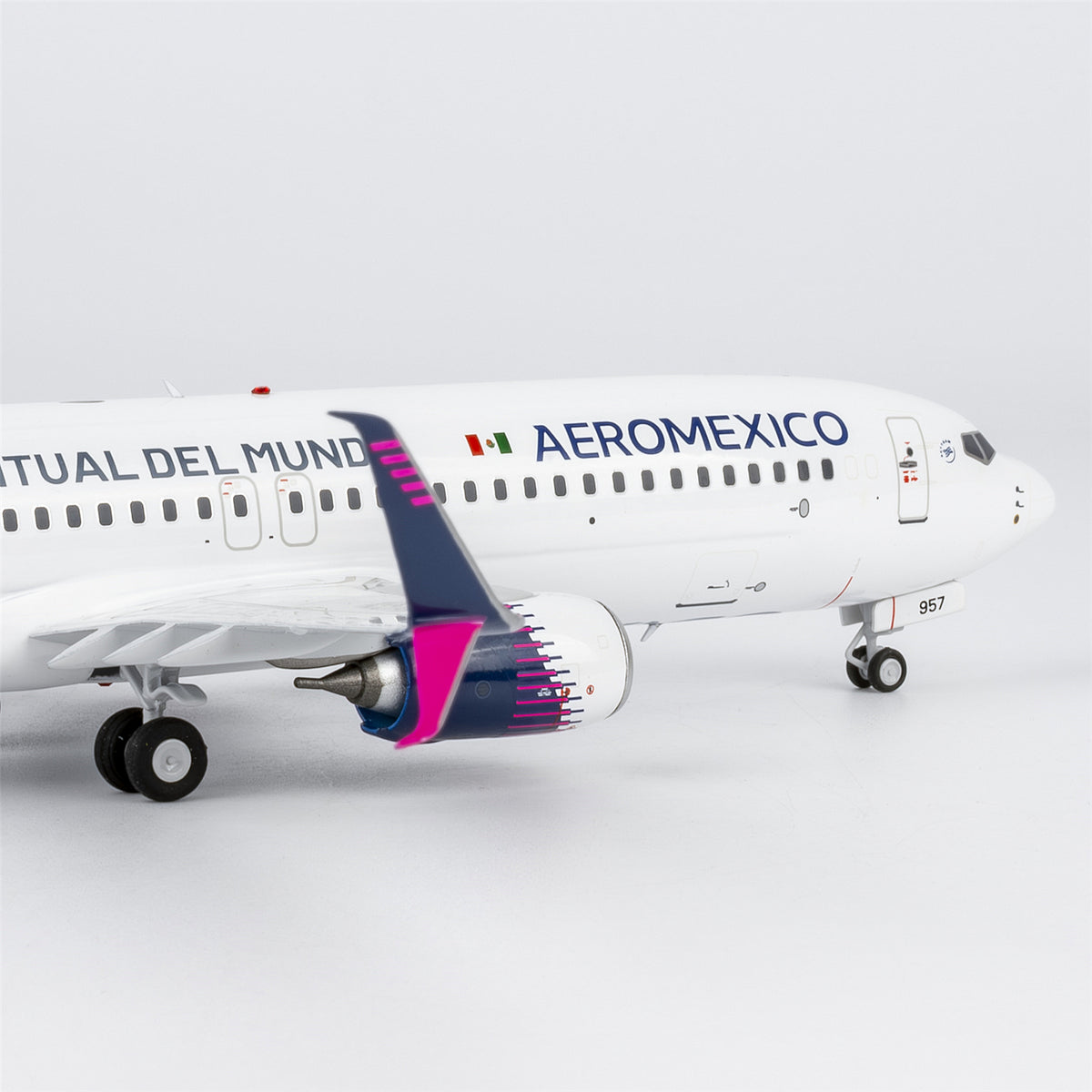 1/200 Aerom¨¦xico Boeing 737-800 N957AM "new paint with scimitar winglets; 'La Aerol¨ªnea M¨¢s Puntual Del Mundo' titles" NG08067