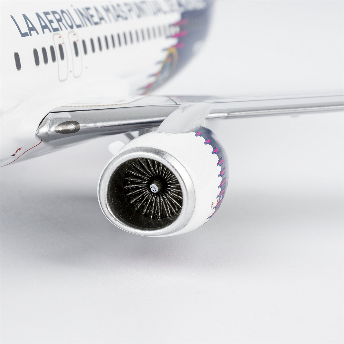 1/200 Aerom¨¦xico Boeing 737-800 N957AM "new paint with scimitar winglets; 'La Aerol¨ªnea M¨¢s Puntual Del Mundo' titles" NG08067