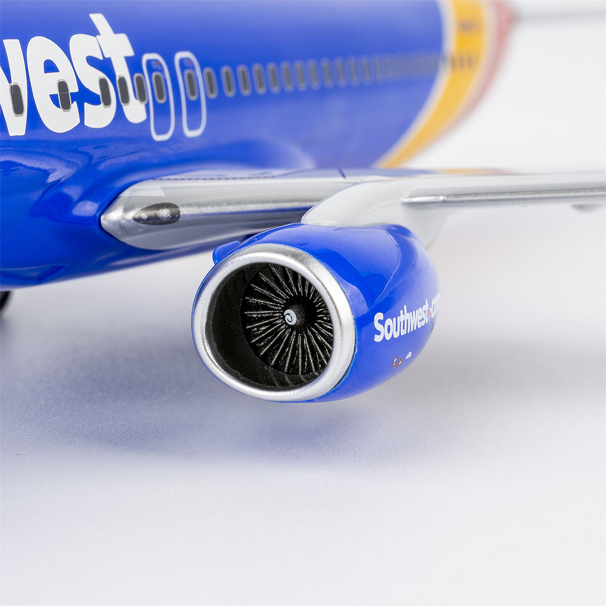 1/200 Southwest Airlines Boeing 737-800 N8657B "Heart livery with halogen landing lights; with scimitar winglets" NG08073