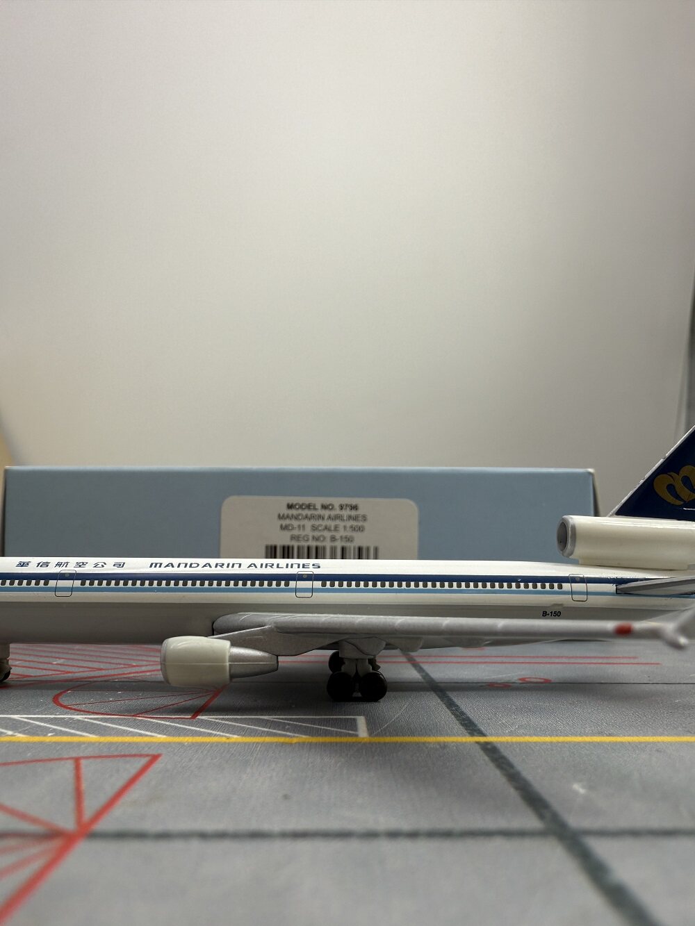 1/500 Mandarin Airlines MD-11 B-18172 - image 5