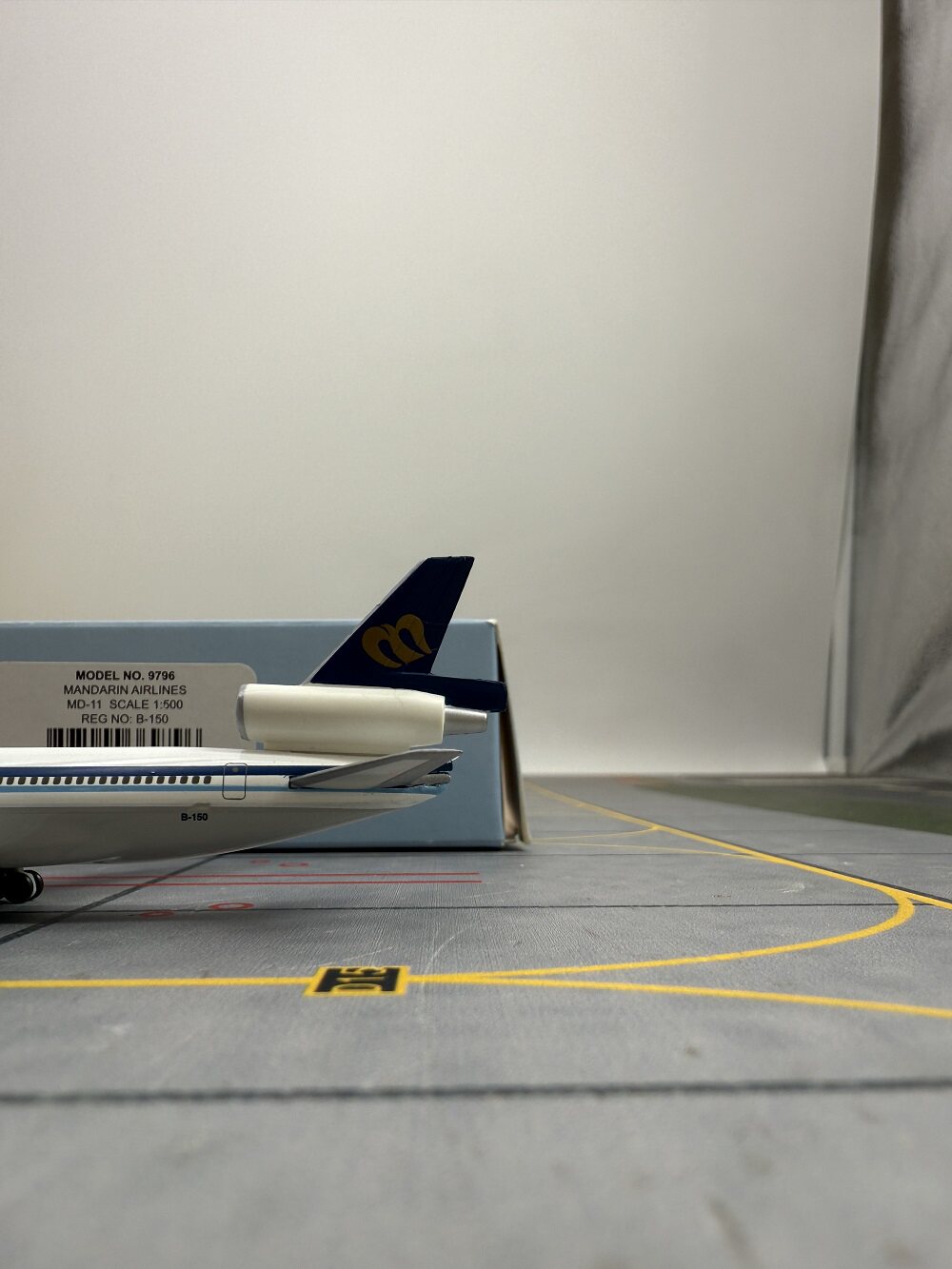 1/500 Mandarin Airlines MD-11 B-18172 - image 6