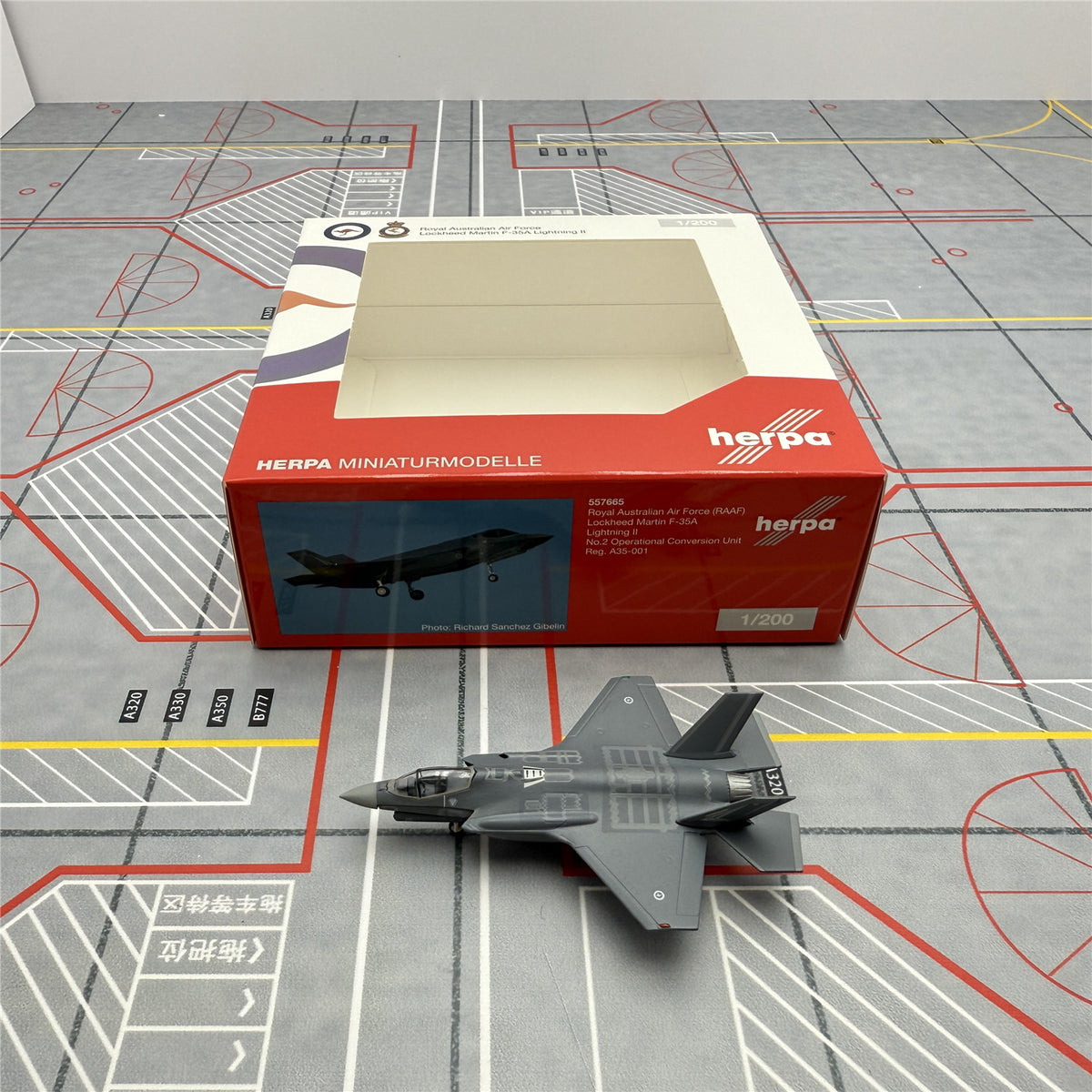 1/200 Royal Australian Air Force F-35A A35-001 557665 - cover