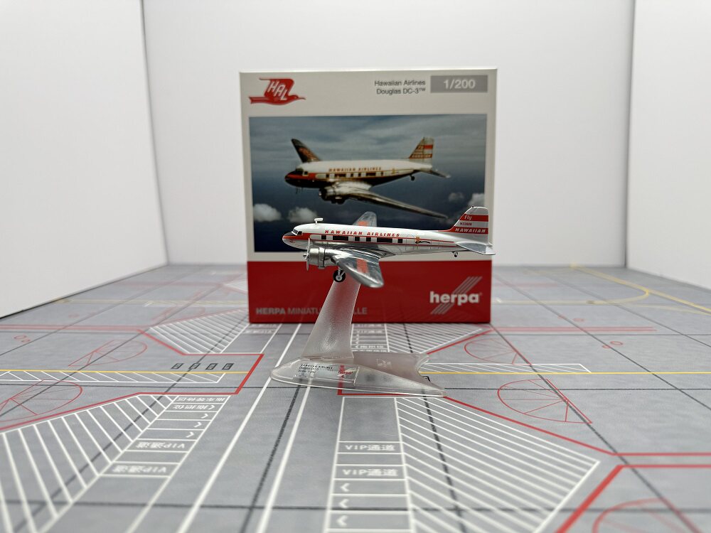 1/200 Hawaiian Airlines DC-3 N33608 572613 - cover