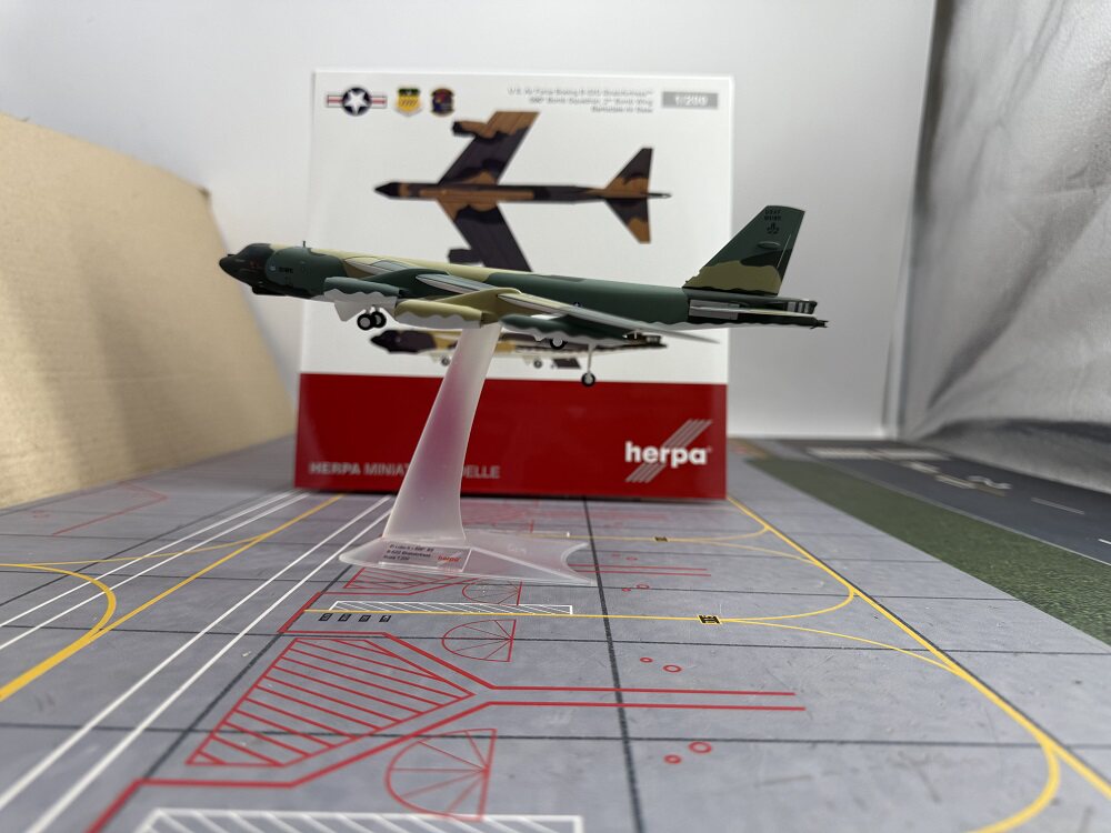 1/200 United States Air Force B-52G 58-0185 572767 - cover