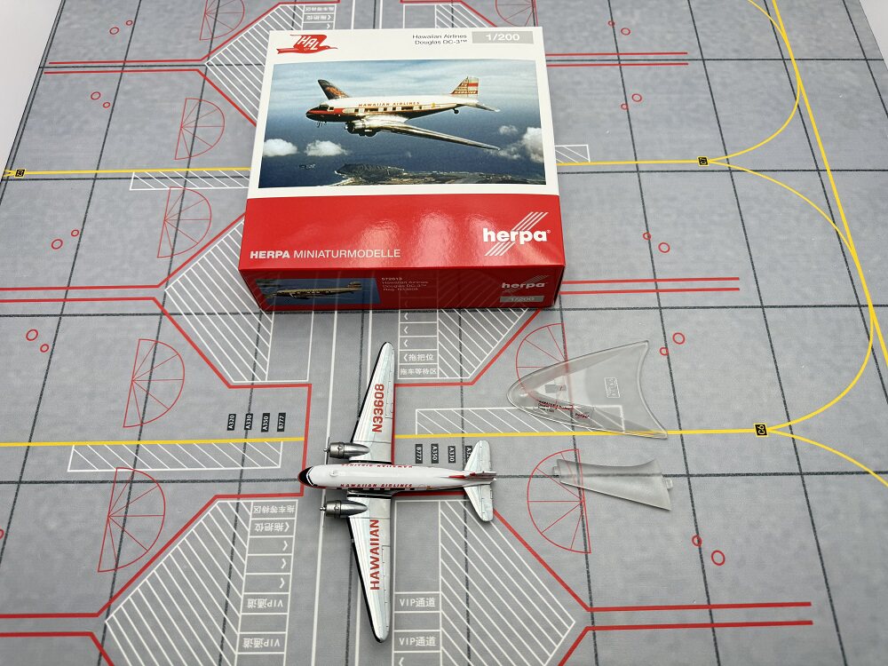 1/200 Hawaiian Airlines DC-3 N33608 572613 - image 11