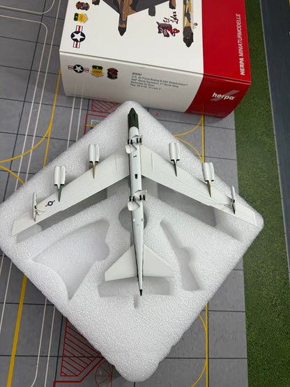 1/200 United States Air Force B-52G 58-0185 572767 - image 11