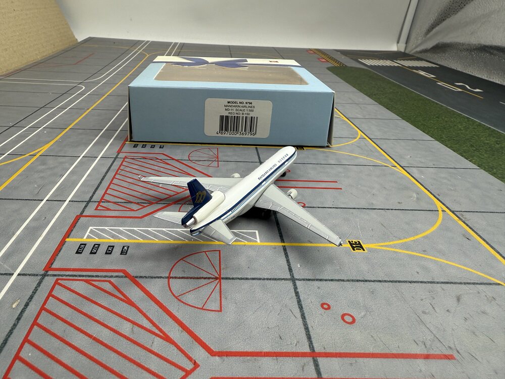 1/500 Mandarin Airlines MD-11 B-18172 - image 8