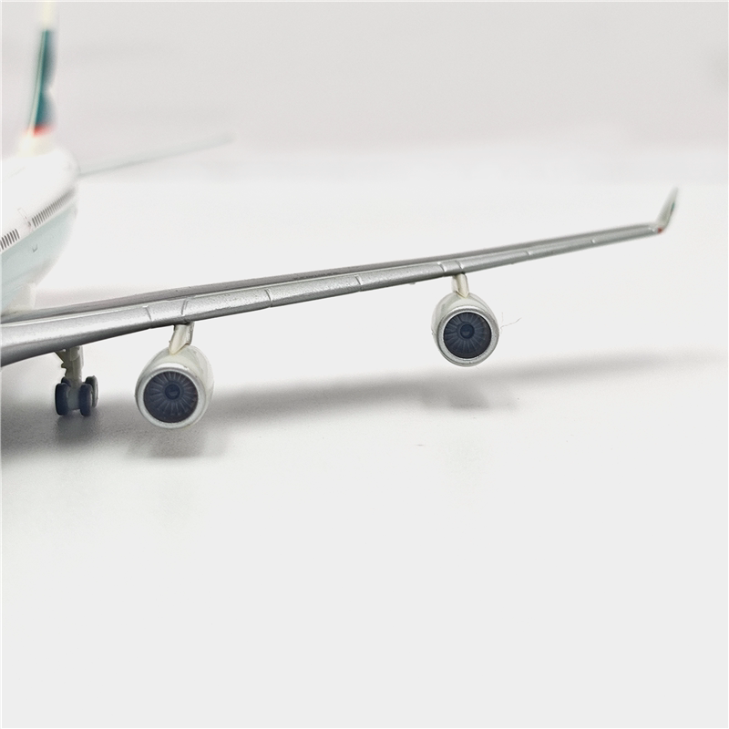 1/400 Cathay Pacific B747-400 B-HUI