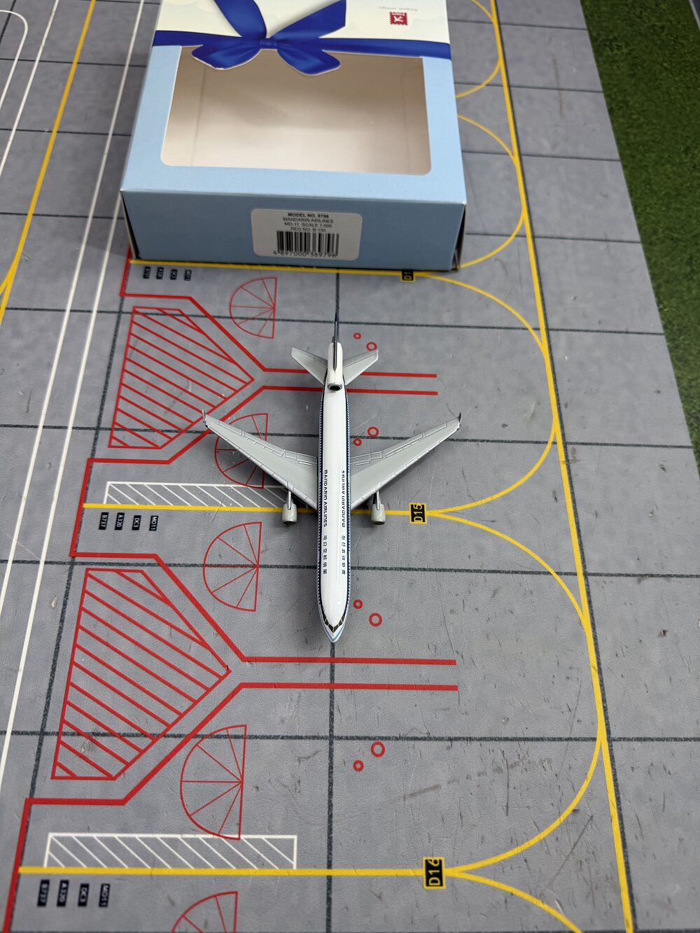 1/500 Mandarin Airlines MD-11 B-18172 - image 9