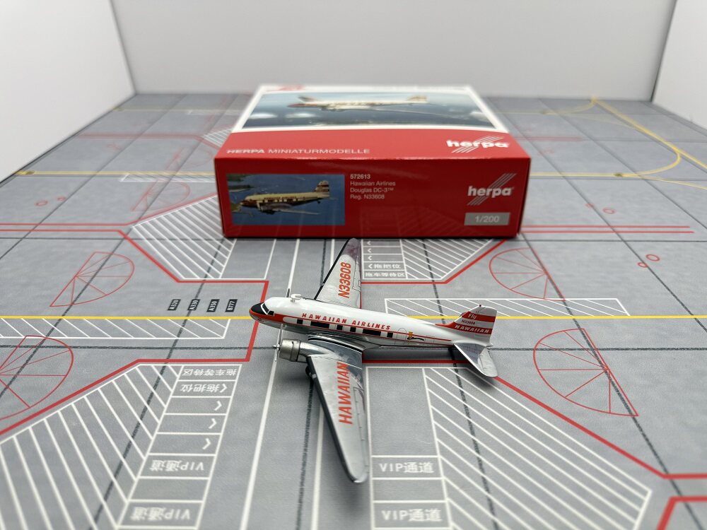 1/200 Hawaiian Airlines DC-3 N33608 572613 - image 2