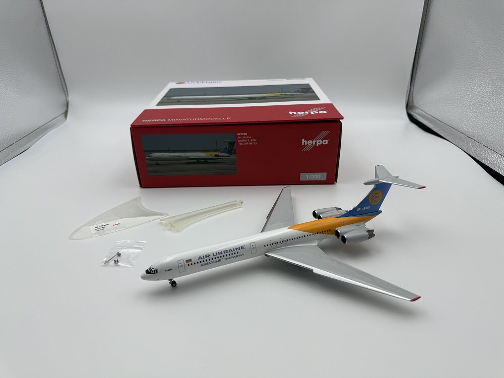 1/200 Air Ukraine IL-62 UR-86135 572699 - image 2