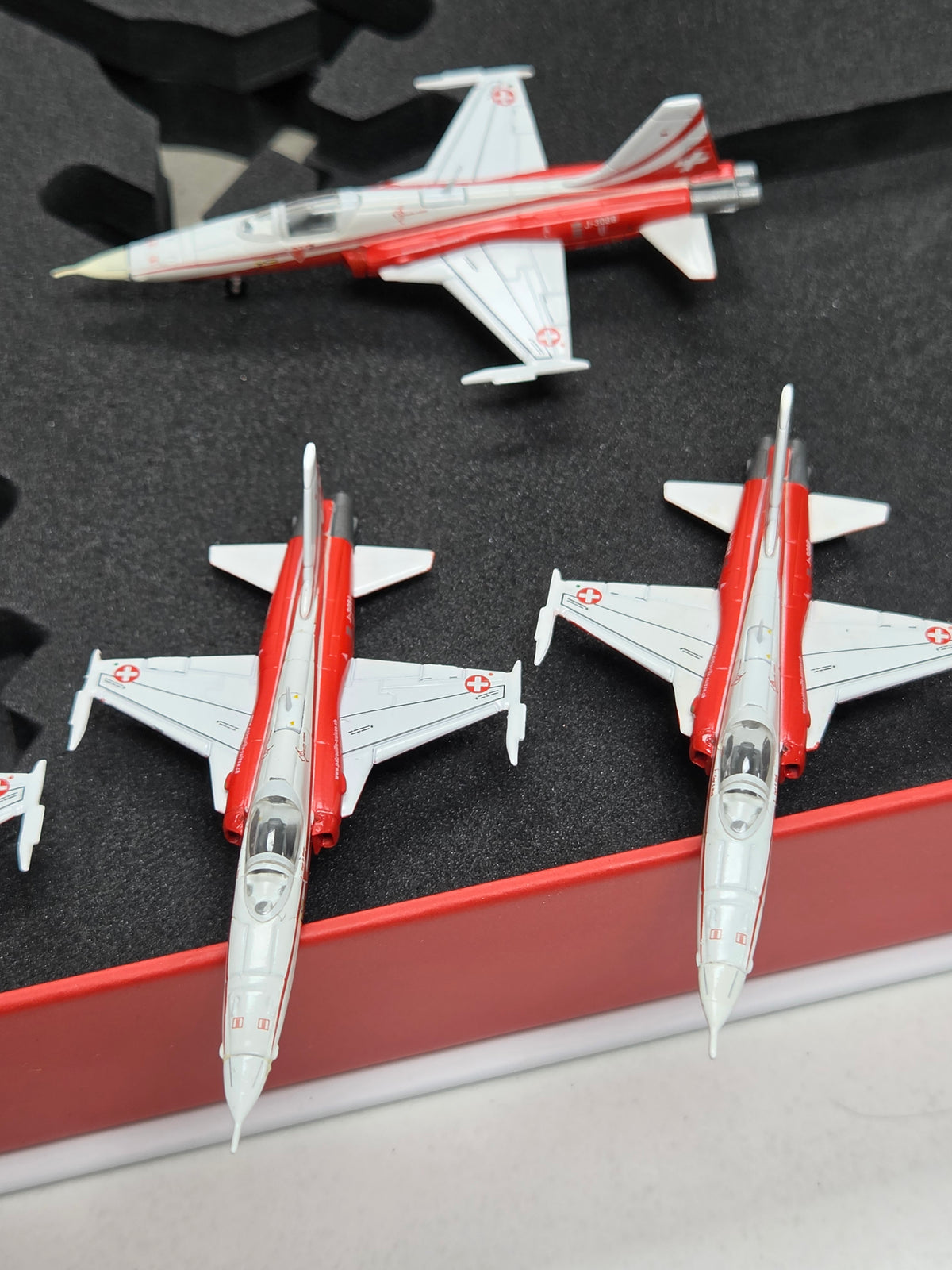 Tiger F-5E Patrouille Suisse Giftset with 6 Metal Models 1:200
