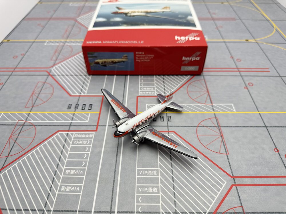 1/200 Hawaiian Airlines DC-3 N33608 572613 - image 3