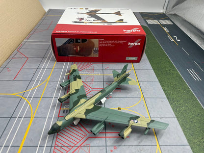 1/200 United States Air Force B-52G 58-0185 572767 - image 3