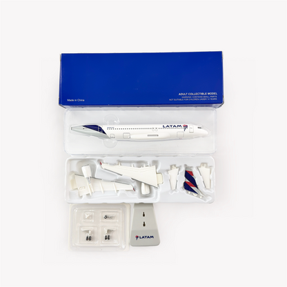 1/200 LAN Airlines A320 HG10758 - image 3