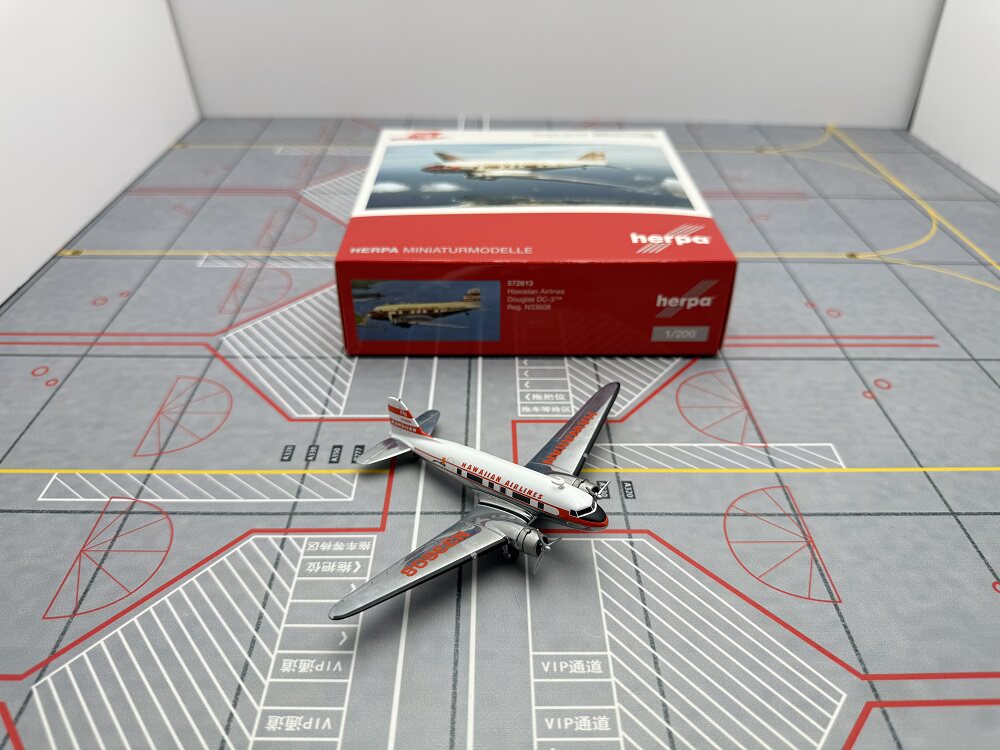 1/200 Hawaiian Airlines DC-3 N33608 572613 - image 4
