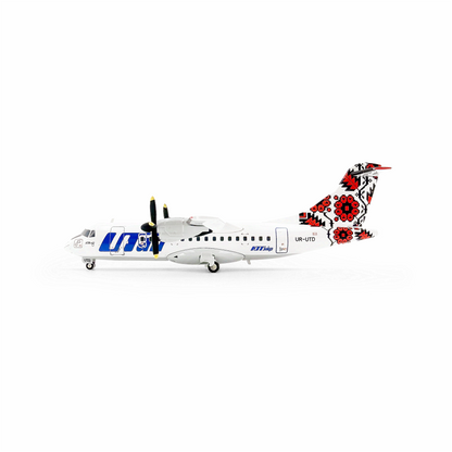 1/200 UTair ATR-72 UR-UTD 572651 - image 4