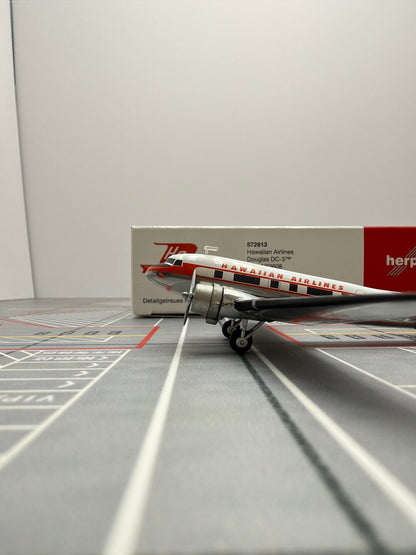 1/200 Hawaiian Airlines DC-3 N33608 572613 - image 5