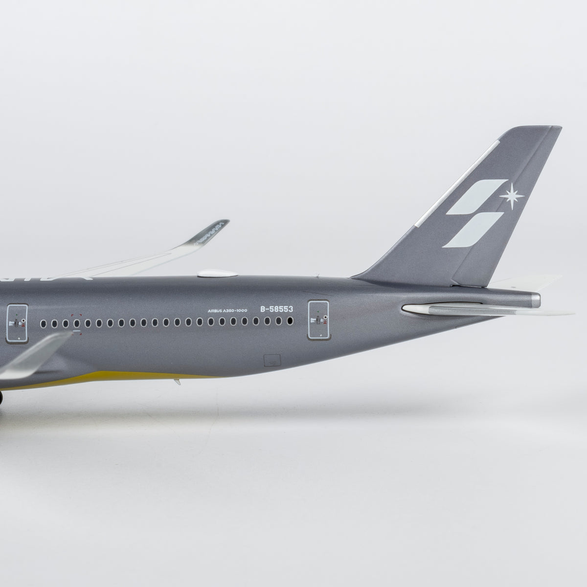 1/400 Starlux Airlines Airbus A350-1000 B-58553 "Airsorayama Silver; Luxurious packaging" NG57045