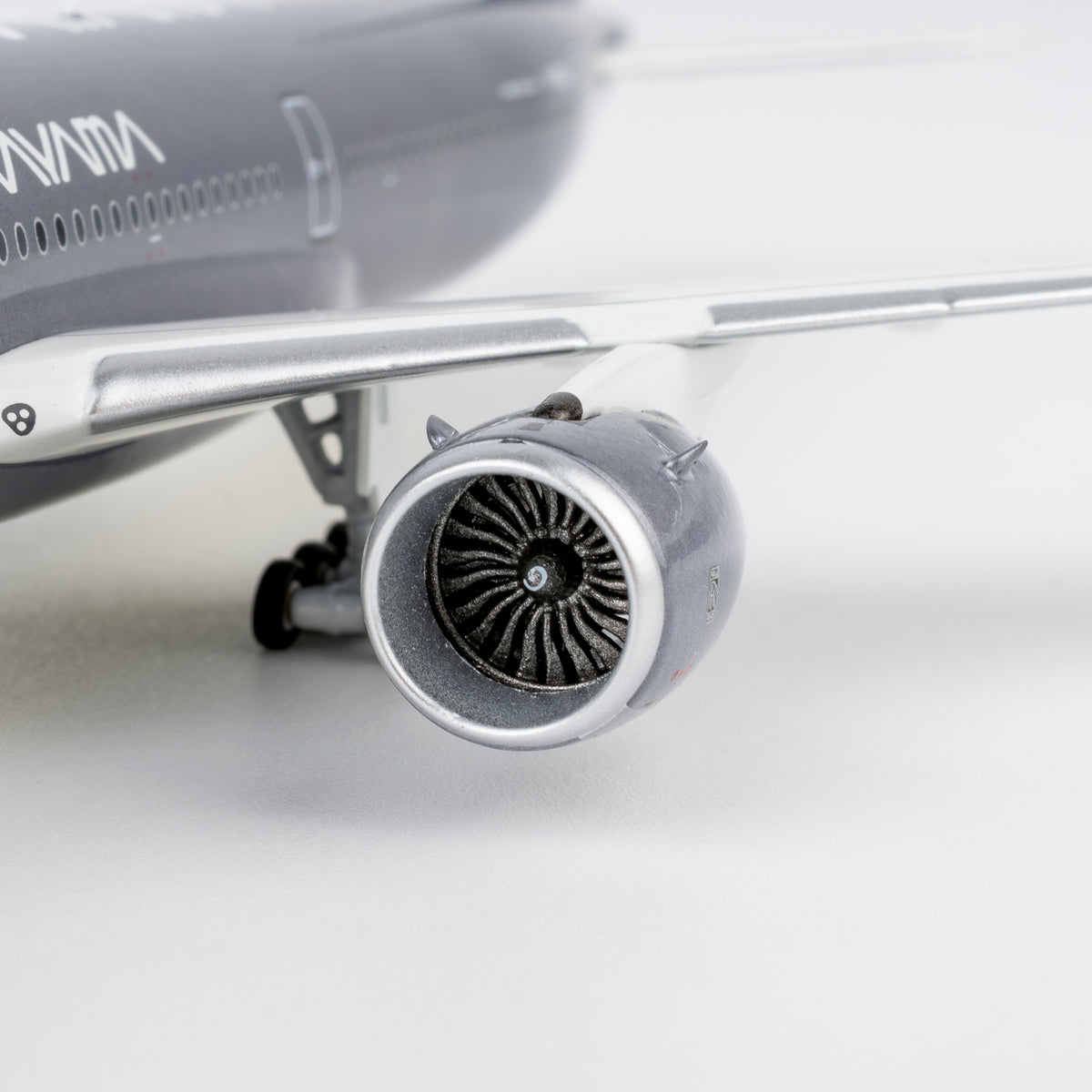 1/400 Starlux Airlines Airbus A350-1000 B-58553 "Airsorayama Silver; Luxurious packaging" NG57045