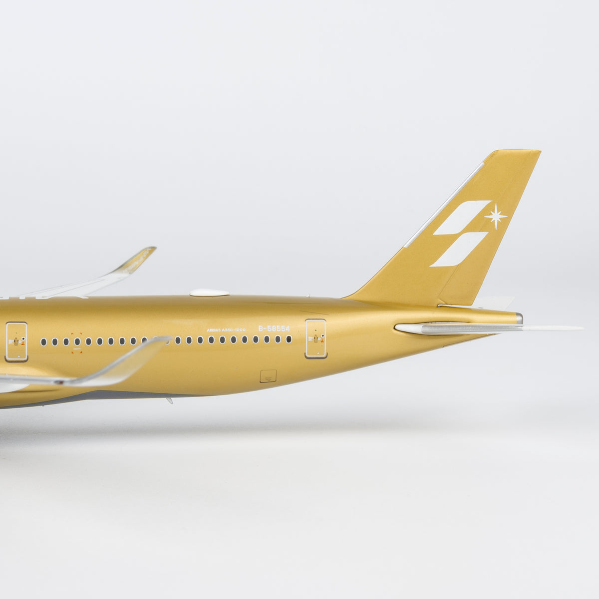 (Pre-sale) 1/400 Starlux Airlines A350-1000 "Airsorayama Golden" B-58554 YY350K04
