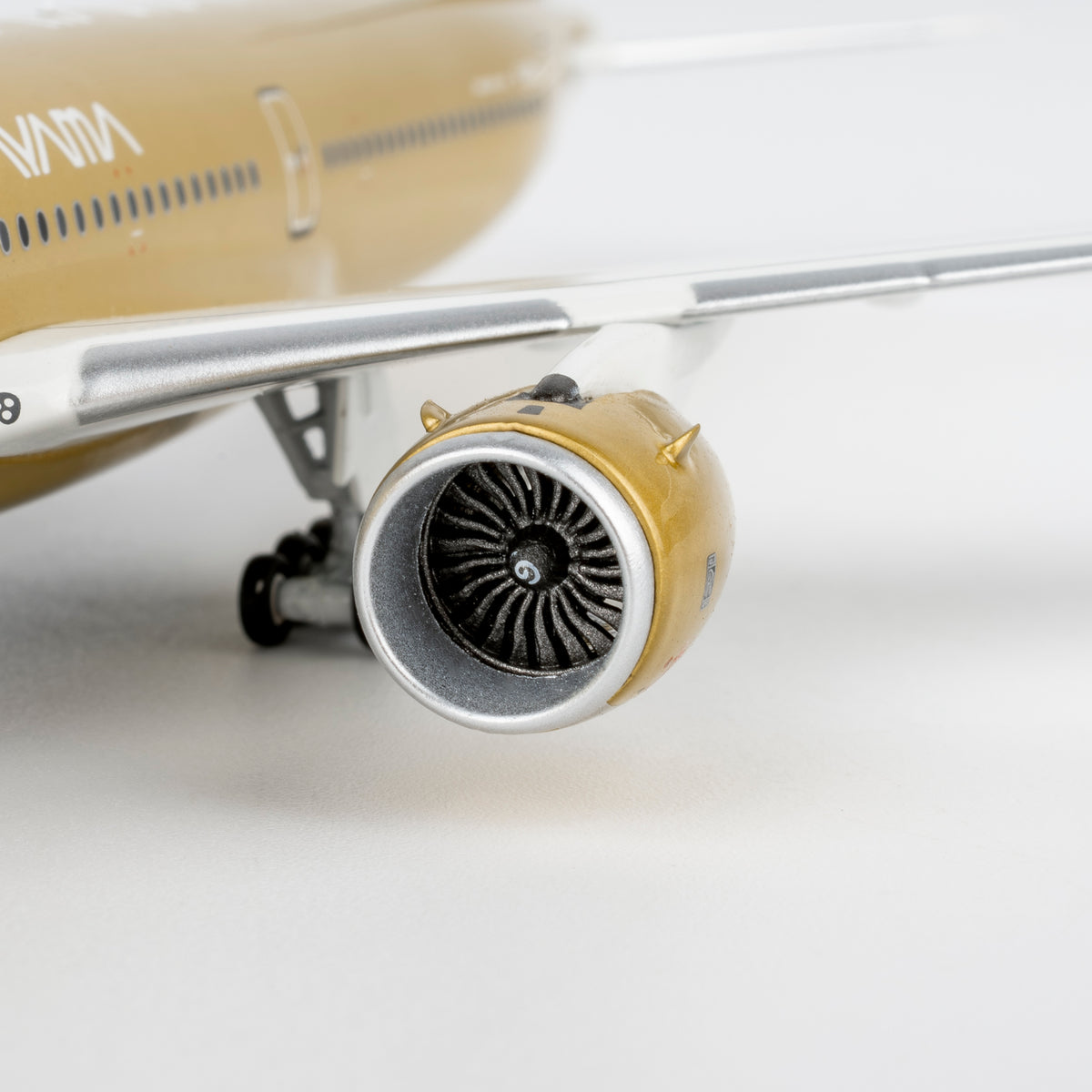1/400 Starlux Airlines Airbus A350-1000 B-58554 "Airsorayama Golden; Luxurious packaging" NG57047