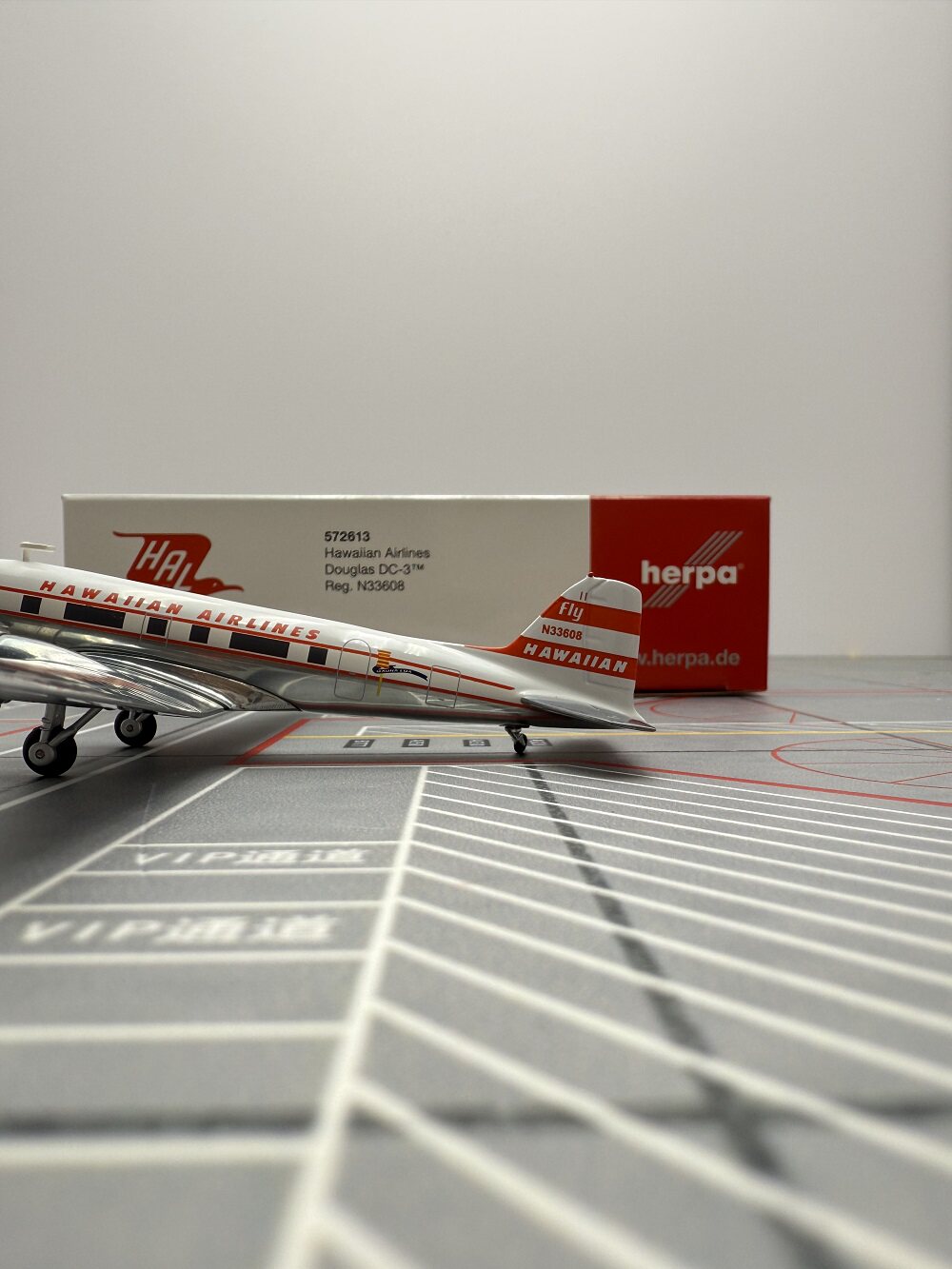 1/200 Hawaiian Airlines DC-3 N33608 572613 - image 6