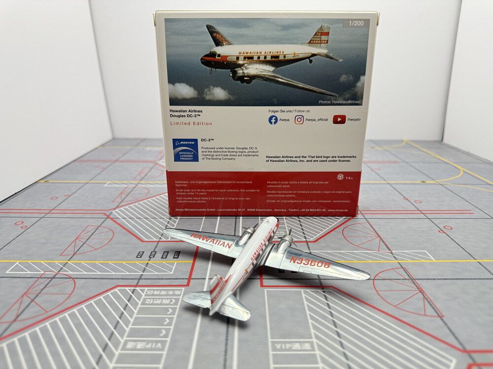 1/200 Hawaiian Airlines DC-3 N33608 572613 - image 7