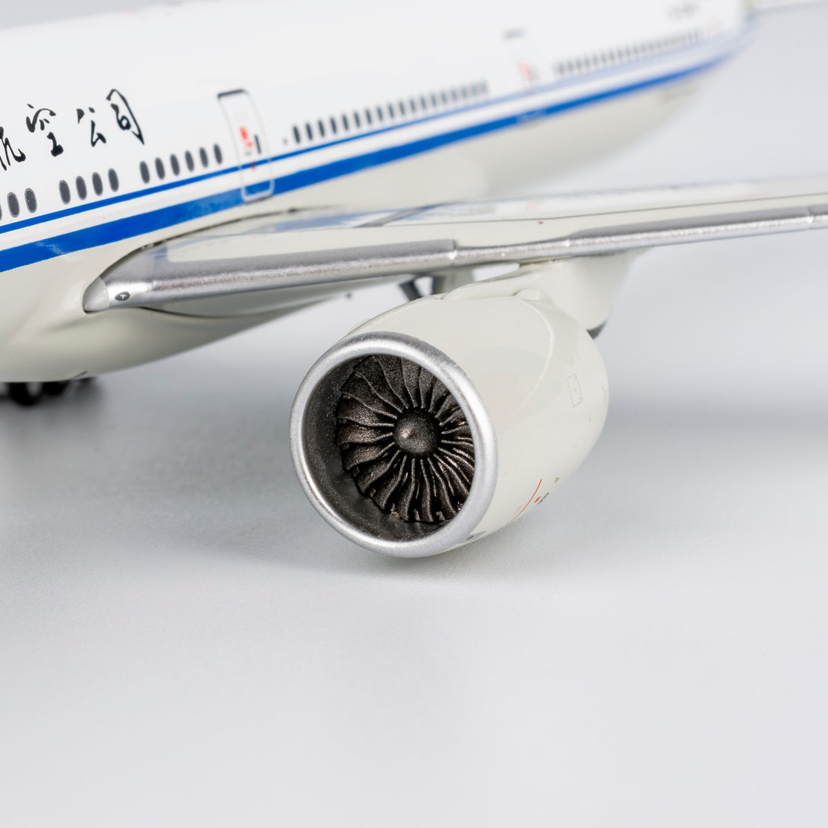 1/400 Air China Boeing 777-300ER B-2043 NG73067