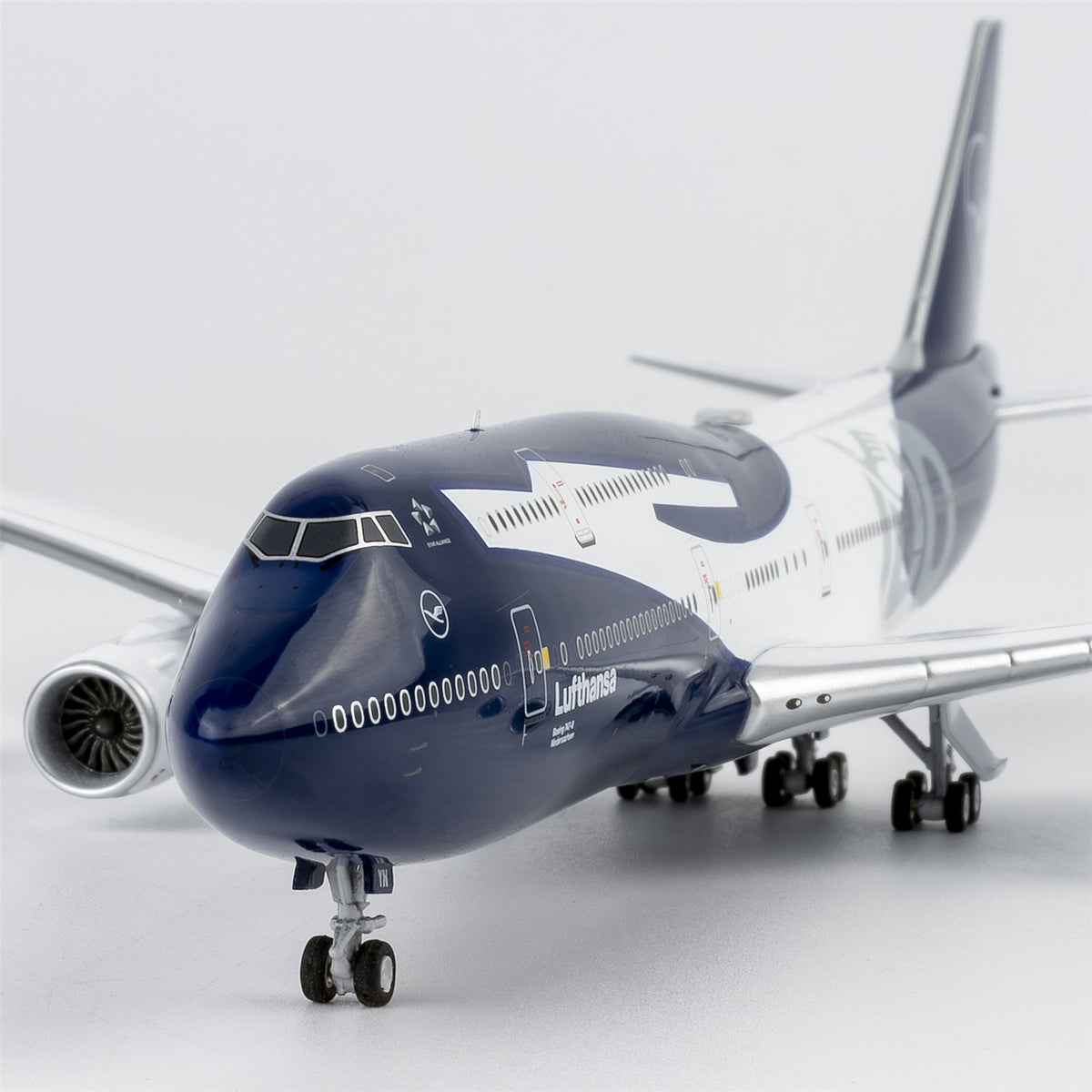 1/400 Lufthansa Boeing 747-8 D-ABYN "Luxurious Packaging" NG78045