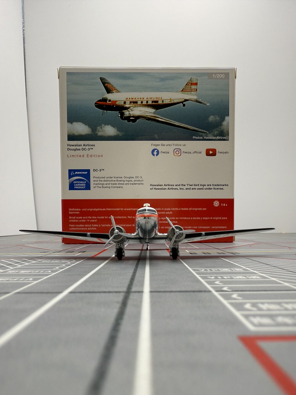 1/200 Hawaiian Airlines DC-3 N33608 572613 - image 8