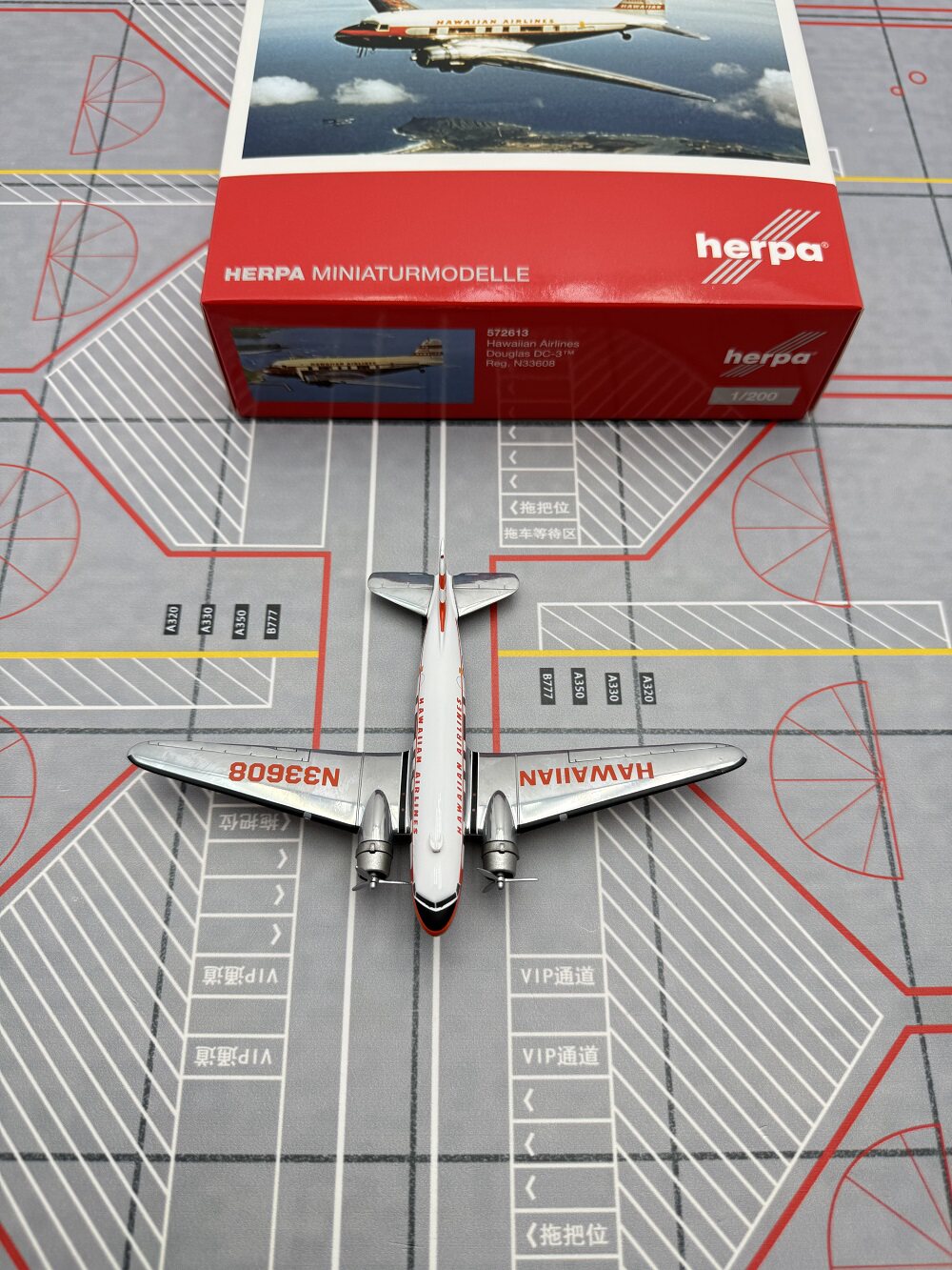 1/200 Hawaiian Airlines DC-3 N33608 572613 - image 9