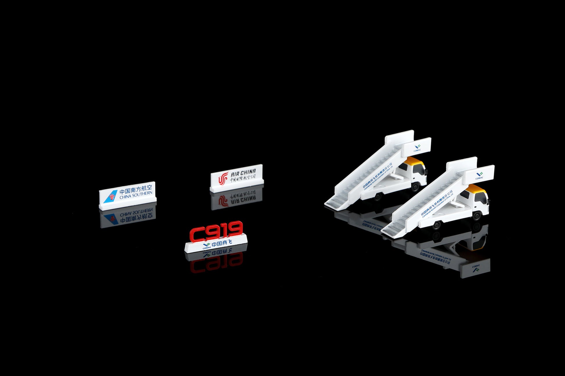 C919 国航与南航首架 C919 地勤套装 Boarding Stairs ×2 + Display Podium ×3